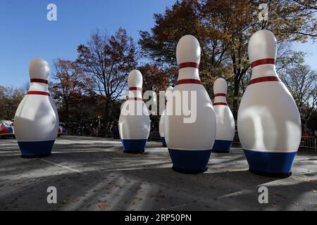 (181122) -- NEW YORK, 22. November 2018 -- die Go Bowling Ballonicles werden während der 2018 Macy s Thanksgiving Day Parade in New York, USA, am 22. November 2018 gesehen. Trotz eisiger Kälte und starker Winde säumten Millionen von Menschen aus New York und der ganzen Welt die Straßen Manhattans, um bei der 92. Jährlichen Macy s Thanksgiving Day Parade am Donnerstag die blendende Ausstellung von Ballons und Schwimmern zu beobachten. ) U.S.-NEW YORK-THANKSGIVING DAY PARADE LIXMUZI PUBLICATIONXNOTXINXCHN Stockfoto