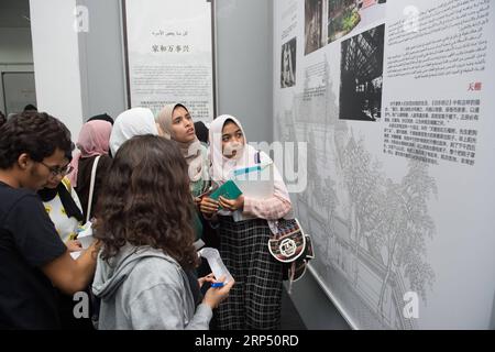 (181122) -- ISMAILIA, 22. November 2018 -- Ägyptische Studenten besuchen eine kulturausstellung, die Peking, die Hauptstadt Chinas, an der Suez Canal University in Ismailia, Ägypten, am 21. November 2018 vorstellt. Die expo wurde am Mittwoch im Gebäude des Konfuzius-Instituts der Suez Canal University eröffnet. Die expo sollte den Besuchern, vor allem den chinesischen Studenten, umfassende Informationen über Peking bieten, sagte Hassan Ragab, Direktor des Konfuzius-Instituts an der Suez Canal University. ZUM Angebot: Chinese Cultural expo in Egypt eröffnet Möglichkeiten, mehr über Peking zu erfahren.)(mcg) EGYPT-ISMAILIA- Stockfoto