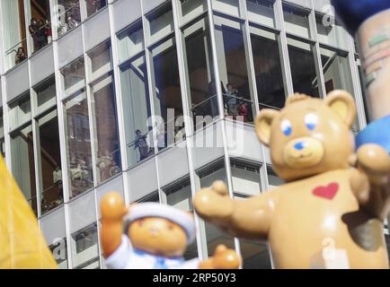 (181122) -- NEW YORK, 22. November 2018 -- die Leute beobachten die 2018 Macy s Thanksgiving Day Parade aus einem Gebäude in New York, USA, am 22. November 2018. Trotz eisiger Kälte und starker Winde säumten Millionen von Menschen aus New York und der ganzen Welt die Straßen Manhattans, um bei der 92. Jährlichen Macy s Thanksgiving Day Parade am Donnerstag die blendende Ausstellung von Ballons und Schwimmern zu beobachten. ) U.S.-NEW YORK-THANKSGIVING DAY PARADE WANGXYING PUBLICATIONXNOTXINXCHN Stockfoto