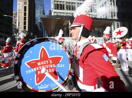 (181122) -- NEW YORK, 22. November 2018 -- Eine Marschband tritt während der 2018 Macy s Thanksgiving Day Parade in New York, USA, am 22. November 2018 auf. Trotz eisiger Kälte und starker Winde säumten Millionen von Menschen aus New York und der ganzen Welt die Straßen Manhattans, um bei der 92. Jährlichen Macy s Thanksgiving Day Parade am Donnerstag die blendende Ausstellung von Ballons und Schwimmern zu beobachten. ) U.S.-NEW YORK-THANKSGIVING DAY PARADE WANGXYING PUBLICATIONXNOTXINXCHN Stockfoto