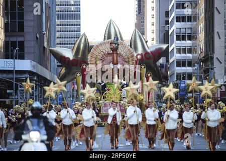 (181122) -- NEW YORK, 22. November 2018 -- der Wagen von Tom Turkey wird während der 2018 Macy s Thanksgiving Day Parade in New York, USA, am 22. November 2018 gesehen. Trotz eisiger Kälte und starker Winde säumten Millionen von Menschen aus New York und der ganzen Welt die Straßen Manhattans, um bei der 92. Jährlichen Macy s Thanksgiving Day Parade am Donnerstag die blendende Ausstellung von Ballons und Schwimmern zu beobachten. ) U.S.-NEW YORK-THANKSGIVING DAY PARADE WANGXYING PUBLICATIONXNOTXINXCHN Stockfoto