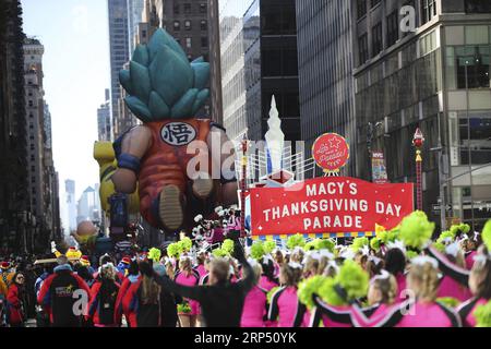 (181122) -- NEW YORK, 22. November 2018 -- der Ballon von Goku und Darstellern wird während der 2018 Macy s Thanksgiving Day Parade in New York, USA, am 22. November 2018 gesehen. Trotz eisiger Kälte und starker Winde säumten Millionen von Menschen aus New York und der ganzen Welt die Straßen Manhattans, um bei der 92. Jährlichen Macy s Thanksgiving Day Parade am Donnerstag die blendende Ausstellung von Ballons und Schwimmern zu beobachten. ) U.S.-NEW YORK-THANKSGIVING DAY PARADE WANGXYING PUBLICATIONXNOTXINXCHN Stockfoto