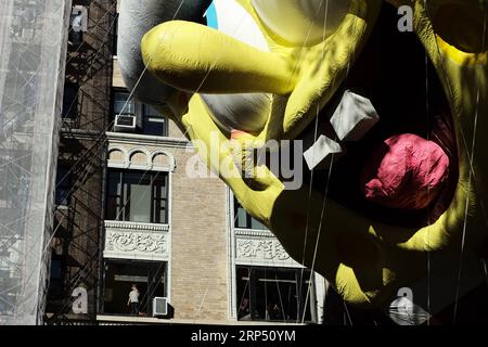 (181122) -- NEW YORK, 22. November 2018 -- die Leute beobachten den Ballon der Spongebob Squarepants während der 2018 Macy s Thanksgiving Day Parade in New York, USA, am 22. November 2018. Trotz eisiger Kälte und starker Winde säumten Millionen von Menschen aus New York und der ganzen Welt die Straßen Manhattans, um bei der 92. Jährlichen Macy s Thanksgiving Day Parade am Donnerstag die blendende Ausstellung von Ballons und Schwimmern zu beobachten. ) U.S.-NEW YORK-THANKSGIVING DAY PARADE LIXMUZI PUBLICATIONXNOTXINXCHN Stockfoto