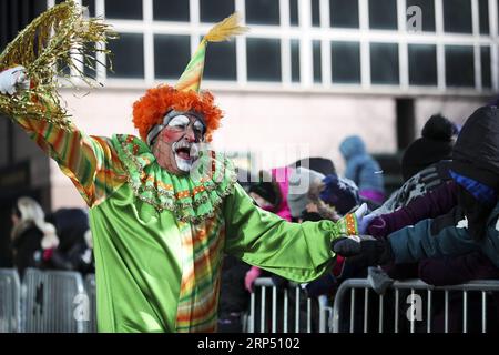 (181122) -- NEW YORK, 22. November 2018 -- Ein Darsteller interagiert mit dem Publikum während der 2018 Macy s Thanksgiving Day Parade in New York, USA, am 22. November 2018. Trotz eisiger Kälte und starker Winde säumten Millionen von Menschen aus New York und der ganzen Welt die Straßen Manhattans, um bei der 92. Jährlichen Macy s Thanksgiving Day Parade am Donnerstag die blendende Ausstellung von Ballons und Schwimmern zu beobachten. ) U.S.-NEW YORK-THANKSGIVING DAY PARADE WANGXYING PUBLICATIONXNOTXINXCHN Stockfoto