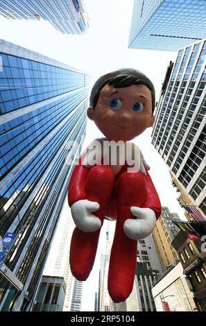 (181122) -- NEW YORK, 22. November 2018 -- der Ballon der Elfe auf dem Regal wird während der 2018 Macy s Thanksgiving Day Parade in New York, USA, am 22. November 2018 gesehen. Trotz eisiger Kälte und starker Winde säumten Millionen von Menschen aus New York und der ganzen Welt die Straßen Manhattans, um bei der 92. Jährlichen Macy s Thanksgiving Day Parade am Donnerstag die blendende Ausstellung von Ballons und Schwimmern zu beobachten. ) U.S.-NEW YORK-THANKSGIVING DAY PARADE LIXRUI PUBLICATIONXNOTXINXCHN Stockfoto