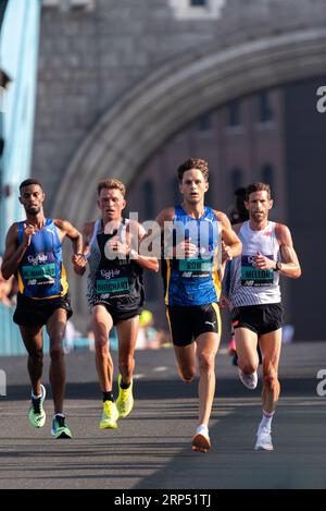 Jack Rowe, Andrew Butchart, Jonny Mellor, Mahamed Mahamed konkurrieren im Big Half, Halbmarathon, der von London Marathon Events organisiert wird. Hinweislinien Stockfoto