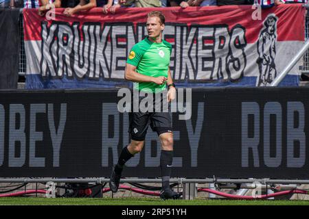 Tilburg, Niederlande. September 2023. TILBURG, NIEDERLANDE - 3. SEPTEMBER: Stellvertretender Schiedsrichter Sjoerd Nanninga während des Keuken Kampioen Divisie-Spiels zwischen Willem II und NAC Breda im Koning Willem II Stadion am 3. September 2023 in Tilburg, Niederlande. (Foto von Gabriel Calvino Alonso/Orange Pictures) Credit: Orange Pics BV/Alamy Live News Stockfoto