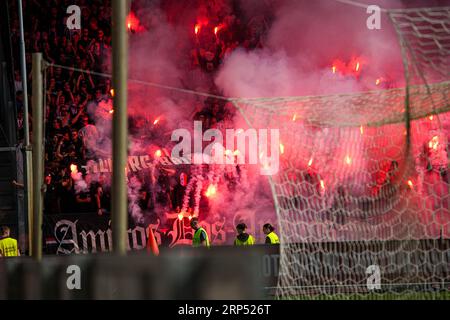 Tilburg, Niederlande. September 2023. TILBURG, NIEDERLANDE - 3. SEPTEMBER: Fans von Willem II. Mit Feuerwerk während des niederländischen Keuken Kampioen Divisie-Spiels zwischen Willem II und NAC Breda im Koning Willem II Stadion am 3. SEPTEMBER 2023 in Tilburg, Niederlande. (Foto von Gabriel Calvino Alonso/Orange Pictures) Credit: Orange Pics BV/Alamy Live News Stockfoto