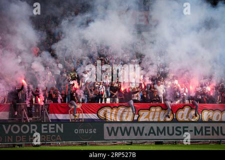 Tilburg, Niederlande. September 2023. TILBURG, NIEDERLANDE - 3. SEPTEMBER: Fans von Willem II. Mit Feuerwerk während des niederländischen Keuken Kampioen Divisie-Spiels zwischen Willem II und NAC Breda im Koning Willem II Stadion am 3. SEPTEMBER 2023 in Tilburg, Niederlande. (Foto von Gabriel Calvino Alonso/Orange Pictures) Credit: Orange Pics BV/Alamy Live News Stockfoto