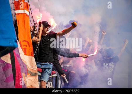 Tilburg, Niederlande. September 2023. TILBURG, NIEDERLANDE - 3. SEPTEMBER: Fans von Willem II. Mit Feuerwerk während des niederländischen Keuken Kampioen Divisie-Spiels zwischen Willem II und NAC Breda im Koning Willem II Stadion am 3. SEPTEMBER 2023 in Tilburg, Niederlande. (Foto von Gabriel Calvino Alonso/Orange Pictures) Credit: Orange Pics BV/Alamy Live News Stockfoto