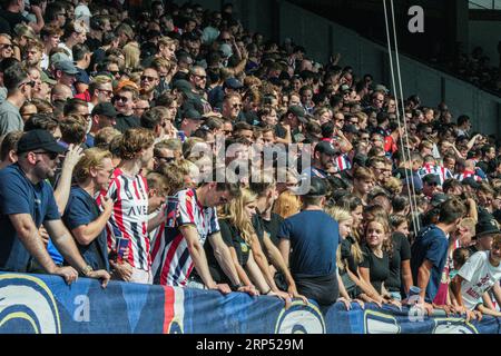 Tilburg, Niederlande. September 2023. TILBURG, NIEDERLANDE - 3. SEPTEMBER: Fans von Willem II. Während des Keuken Kampioen Divisie-Spiels zwischen Willem II und NAC Breda im Koning Willem II Stadion am 3. September 2023 in Tilburg, Niederlande. (Foto von Gabriel Calvino Alonso/Orange Pictures) Credit: Orange Pics BV/Alamy Live News Stockfoto