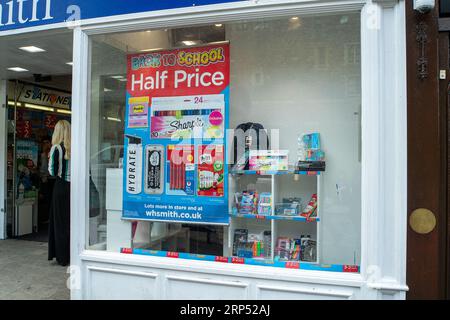 Windsor, Berkshire, Großbritannien. September 2023. Ein Schaufenster mit einem halben Preis-zurück-zu-Schule-Verkauf bei stationers WH Smith in Windsor, Berkshire. Die meisten Kinder kehren diese Woche nach den Sommerferien in die Schule zurück. Quelle: Maureen McLean/Alamy Live News Stockfoto