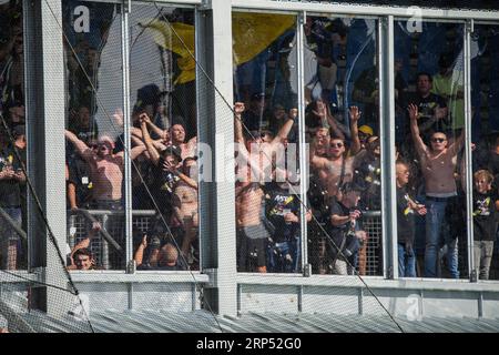 Tilburg, Niederlande. September 2023. TILBURG, NIEDERLANDE - 3. SEPTEMBER: Fans des NAC Breda feiern die Führung beim Keuken Kampioen Divisie-Spiel zwischen Willem II und NAC Breda im Koning Willem II Stadion am 3. September 2023 in Tilburg, Niederlande. (Foto von Gabriel Calvino Alonso/Orange Pictures) Credit: Orange Pics BV/Alamy Live News Stockfoto