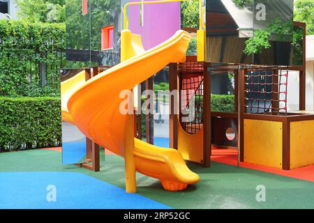 Farbenfroher städtischer Kinderspielplatz in einem öffentlichen Park Stockfoto