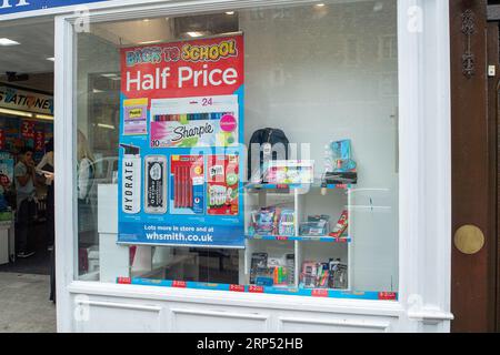 Windsor, Berkshire, Großbritannien. September 2023. Ein Schaufenster mit einem halben Preis-zurück-zu-Schule-Verkauf bei stationers WH Smith in Windsor, Berkshire. Die meisten Kinder kehren diese Woche nach den Sommerferien in die Schule zurück. Quelle: Maureen McLean/Alamy Live News Stockfoto