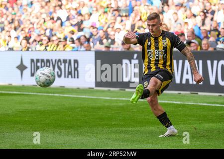 Arnhem, Niederlande. September 2023. ARNHEM, NIEDERLANDE - 3. SEPTEMBER: Kacper Kozlowski von Vitesse während des niederländischen Eredivisie-Spiels zwischen Vitesse und AZ Alkmaar im Stadion Gelredome am 3. September 2023 in Arnhem, Niederlande. (Foto von Ben Gal/Orange Pictures) Credit: Orange Pics BV/Alamy Live News Stockfoto