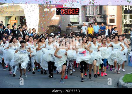 (181125) -- BANGKOK, 25. November 2018 -- Teilnehmer in Brautkleidern nehmen am EAZY Running of the Brides 7 Running Contest in Bangkok, Thailand, am 24. November 2018 Teil. Insgesamt nahmen 300 thailändische Paare an der Veranstaltung Teil, die am Samstag in Bangkok stattfand, in der Hoffnung, ein Hochzeitspaket im Wert von zwei Millionen Baht (etwa 60.467 US-Dollar) zu gewinnen. (dhf) THAILAND-BANGKOK-BRIDE-RUNNING CONTEST RachenxSageamsak PUBLICATIONxNOTxINxCHN Stockfoto