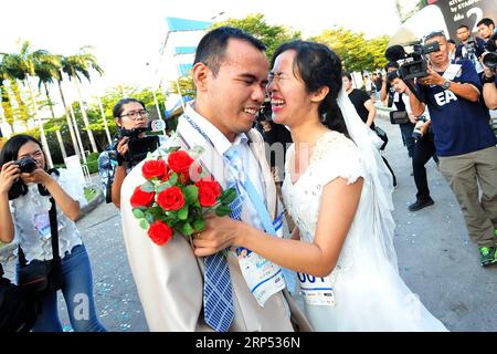 (181125) -- BANGKOK, 25. November 2018 -- Wasan Thadnamol (L) und seine zukünftige Braut Saisoy Songprasert (R) gewinnen am 24. November 2018 den EAZY Running of the Brides 7 Running Contest in Bangkok, Thailand. Insgesamt nahmen 300 thailändische Paare an der Veranstaltung Teil, die am Samstag in Bangkok stattfand, in der Hoffnung, ein Hochzeitspaket im Wert von zwei Millionen Baht (etwa 60.467 US-Dollar) zu gewinnen. (dhf) THAILAND-BANGKOK-BRIDE-RUNNING CONTEST RachenxSageamsak PUBLICATIONxNOTxINxCHN Stockfoto