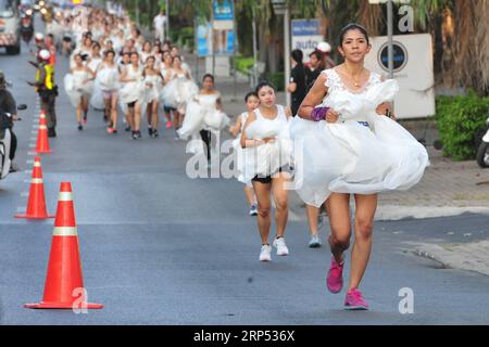 (181125) -- BANGKOK, 25. November 2018 -- Teilnehmer in Brautkleidern nehmen am EAZY Running of the Brides 7 Running Contest in Bangkok, Thailand, am 24. November 2018 Teil. Insgesamt nahmen 300 thailändische Paare an der Veranstaltung Teil, die am Samstag in Bangkok stattfand, in der Hoffnung, ein Hochzeitspaket im Wert von zwei Millionen Baht (etwa 60.467 US-Dollar) zu gewinnen. (dhf) THAILAND-BANGKOK-BRIDE-RUNNING CONTEST RachenxSageamsak PUBLICATIONxNOTxINxCHN Stockfoto