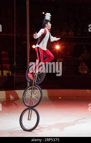 Entertainment Bilder des Tages (181125) -- BUDAPEST, 25. November 2018 -- Artem Averjuschkin aus Russland spielt seinen Einrad-Act während der Weihnachtszirkusshow Sparkling Sprites in Budapest, Ungarn am 24. November 2018. ) UNGARN-BUDAPEST-WEIHNACHTSZIRKUS AttilaxVolgyi PUBLICATIONxNOTxINxCHN Stockfoto