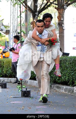 (181125) -- BANGKOK, 25. November 2018 -- Teilnehmer nehmen am EAZY Running des Brides 7 Running Contest in Bangkok, Thailand, am 24. November 2018 Teil. Insgesamt nahmen 300 thailändische Paare an der Veranstaltung Teil, die am Samstag in Bangkok stattfand, in der Hoffnung, ein Hochzeitspaket im Wert von zwei Millionen Baht (etwa 60.467 US-Dollar) zu gewinnen. (dhf) THAILAND-BANGKOK-BRIDE-RUNNING CONTEST RachenxSageamsak PUBLICATIONxNOTxINxCHN Stockfoto