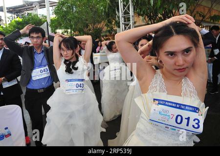 (181125) -- BANGKOK, 25. November 2018 -- die Teilnehmer bereiten sich auf die Teilnahme am EAZY Running of the Brides 7 Running Contest in Bangkok, Thailand, am 24. November 2018 vor. Insgesamt nahmen 300 thailändische Paare an der Veranstaltung Teil, die am Samstag in Bangkok stattfand, in der Hoffnung, ein Hochzeitspaket im Wert von zwei Millionen Baht (etwa 60.467 US-Dollar) zu gewinnen. (dhf) THAILAND-BANGKOK-BRIDE-RUNNING CONTEST RachenxSageamsak PUBLICATIONxNOTxINxCHN Stockfoto