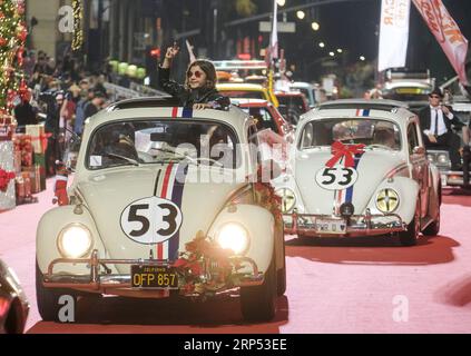 (181126) -- LOS ANGELES, 26. November 2018 -- Teilnehmer marschieren auf dem Hollywood Boulevard während der 87. Jährlichen Hollywood Christmas Parade in Los Angeles, USA, 25. November 2018. ) (yy) U.S.-LOS ANGELES-HOLLYWOOD-CHRISTMAS PARADE ZhaoxHanrong PUBLICATIONxNOTxINxCHN Stockfoto