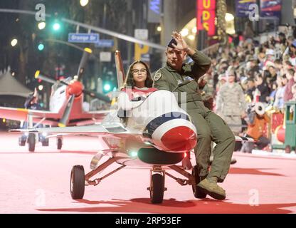 (181126) -- LOS ANGELES, 26. November 2018 -- Teilnehmer marschieren auf dem Hollywood Boulevard während der 87. Jährlichen Hollywood Christmas Parade in Los Angeles, USA, 25. November 2018. ) (yy) U.S.-LOS ANGELES-HOLLYWOOD-CHRISTMAS PARADE ZhaoxHanrong PUBLICATIONxNOTxINxCHN Stockfoto