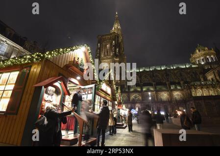 (181126) -- STRASSBURG, 26. November 2018 -- Foto aufgenommen am 23. November 2018 zeigt den Weihnachtsmarkt in Straßburg, Frankreich. Der diesjährige Weihnachtsmarkt in Straßburg findet vom 23. November bis 30. Dezember statt. ) FRANKREICH-STRASSBURG-WEIHNACHTSMARKT GenevievexEngel PUBLICATIONxNOTxINxCHN Stockfoto