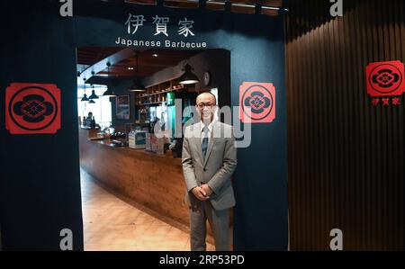 (181126) -- NANJING, 26. November 2018 -- der Japaner Kazuhiro Tozawa steht in seinem Barbecue-Restaurant in Xinjiekou von Nanjing, Hauptstadt der ostchinesischen Provinz Jiangsu, 16. Oktober 2018. Kazuhiro Tozawa, 45, betreibt ein Barbecue-Restaurant in Xinjiekou in Nanjing. Er kam 1996 nach Nanjing, um traditionelle chinesische Medizin zur Behandlung seiner eigenen Krankheit zu erlernen. Kazuhiro Tozawa ist seit 22 Jahren in Nanjing und liebt die Stadt und findet hier viele Freunde. Er betrachtet Nanjing als seine Heimatstadt, wo er für den Rest seines Lebens bleiben wird. ) (ZWX) CHINA-JIANGSU-NANJING-JAPANESE-HOMETOWN (CN) JIXCHUNPENG PUBLICATIO Stockfoto