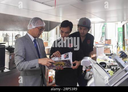 (181126) -- NANJING, 26. November 2018 -- der japanische Kazuhiro Tozawa spricht mit Köchen in seinem Grillrestaurant in Xinjiekou von Nanjing, Hauptstadt der ostchinesischen Provinz Jiangsu, 16. Oktober 2018. Kazuhiro Tozawa, 45, betreibt ein Barbecue-Restaurant in Xinjiekou in Nanjing. Er kam 1996 nach Nanjing, um traditionelle chinesische Medizin zur Behandlung seiner eigenen Krankheit zu erlernen. Kazuhiro Tozawa ist seit 22 Jahren in Nanjing und liebt die Stadt und findet hier viele Freunde. Er betrachtet Nanjing als seine Heimatstadt, wo er für den Rest seines Lebens bleiben wird. ) (ZWX) CHINA-JIANGSU-NANJING-JAPANESE-HOMETOWN (CN) JIXCHUNP Stockfoto