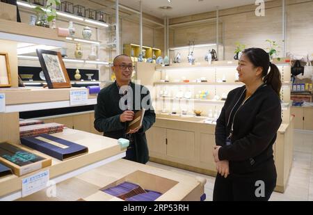 (181126) -- NANJING, 26. November 2018 -- der Japaner Kazuhiro Tozawa spricht mit einem Mitarbeiter im Nanjing Museum in Nanjing, Hauptstadt der ostchinesischen Provinz Jiangsu, 14. November 2018. Kazuhiro Tozawa, 45, betreibt ein Barbecue-Restaurant in Xinjiekou in Nanjing. Er kam 1996 nach Nanjing, um traditionelle chinesische Medizin zur Behandlung seiner eigenen Krankheit zu erlernen. Kazuhiro Tozawa ist seit 22 Jahren in Nanjing und liebt die Stadt und findet hier viele Freunde. Er betrachtet Nanjing als seine Heimatstadt, wo er für den Rest seines Lebens bleiben wird. ) (Zwx) CHINA-JIANGSU-NANJING-JAPANESE-HOMETOWN (CN) JixChunpeng PUBLICATIONxNO Stockfoto