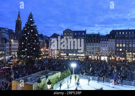 (181126) -- STRASSBURG, 26. November 2018 -- Foto aufgenommen am 24. November 2018 zeigt den Weihnachtsmarkt in Straßburg, Frankreich. Der diesjährige Weihnachtsmarkt in Straßburg findet vom 23. November bis 30. Dezember statt. ) FRANKREICH-STRASSBURG-WEIHNACHTSMARKT GenevievexEngel PUBLICATIONxNOTxINxCHN Stockfoto