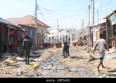 Somalia, Autobombe explodiert in Mogadischu (181126) -- NAIROBI, 26. November 2018 -- somalische Sicherheitskräfte versammeln sich am Ort einer Autobombe in Mogadischu, der Hauptstadt Somalias, am 26. November 2018. Mindestens 10 Menschen wurden bei einer Autobombenexplosion auf einem geschäftigen Markt im Bezirk Wadajir in Mogadischu getötet und sechs weitere verletzt, sagten Polizei und Zeugen am Montag. Faisal Isse) (hxy) SOMALIA-MOGADISCHU-AUTO-BOMBE ZhangxYu PUBLICATIONxNOTxINxCHN Stockfoto
