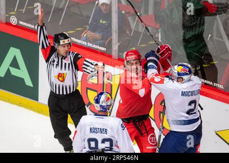 Trinec, Tschechische Republik. September 2023. L-R Maximilian Kastner (München), Daniel Vozenilek (Trinec) und Andrew MacWilliam (München) in der Champions Hockey League, Runde 2, treffen HC Ocelari Trinec gegen EHC Red Bull Munchen (München) am 3. September 2023 in Trinec, Tschechische Republik. Quelle: Vladimir Prycek/CTK Photo/Alamy Live News Stockfoto