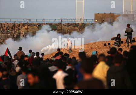 (181126) -- GAZA, 26. November 2018 () -- palästinensische Demonstranten treffen mit israelischen Truppen in der Nähe der Seegrenze zu Israel im nördlichen Gazastreifen, 26. November 2018. Mindestens drei Palästinenser wurden am Montag verletzt und Dutzende erlitten Erstickung, nachdem sie Tränengas bei Zusammenstößen zwischen palästinensischen Demonstranten und israelischen Soldaten im nördlichen Gazastreifen eingeatmet hatten, sagten Mediziner. () MIDEAST-GAZA-KONFLIKTE Xinhua PUBLICATIONxNOTxINxCHN Stockfoto