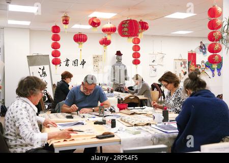 (181127) -- PEKING, 27. November 2018 -- Studenten schreiben chinesische Kalligraphie am Konfuzius-Institut in Brüssel, Belgien, 29. November 2017. )(gxn) Xinhua Schlagzeilen: Konfuzius-Institut überbrückt Kluft zwischen Kulturen YexPingfan PUBLICATIONxNOTxINxCHN Stockfoto