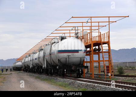 (181127) -- PEKING, 27. Nov. 2018 (Xinhua) -- Techniker arbeiten an der Abfülllinie für Flüssiggas (LPG)-Eisenbahntanker im Hafen des Alataw Pass, nordwestchinesische autonome Region Xinjiang Uygur, 29. Juli 2016. Chinas Erdöl- und Chemieindustrie hat in den ersten neun Monaten des Jahres 2018 einen Gesamtgewinn von rund 712,1 Milliarden Yuan erzielt, was einem Anstieg von 45,2 Prozent gegenüber dem Vorjahreszeitraum entspricht. Mit einem Gesamtvermögen von 12,75 Billionen Yuan, das im Vergleich zum Vorjahreszeitraum um 6,1 Prozent gestiegen ist, ist die Vermögenswert-Passiva-Quote des Sektors um 1,16 Prozentpunkte auf 54,19 Prozent gefallen. Der Sekto Stockfoto