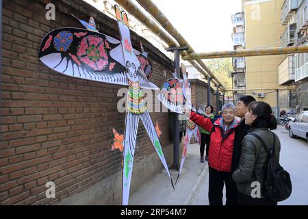 (181127) -- SHIJIAZHUANG, 27. November 2018 -- Fu Xianming (1. L, Front) stellt seinen Nachbarn in Shijiazhuang, der Hauptstadt der nordchinesischen Provinz Hebei, am 21. November 2018 selbstgemachte Drachen vor. Fu Xianming, ein 66-jähriger Handwerker, widmet sich seit 20 Jahren der Drachenherstellung. Fu und seine Frau haben seit 1998 mehr als 1.500 Drachen in verschiedenen Formen hergestellt. (Hxy) CHINA-SHIJIAZHUANG-KITES MAKING (CN) ZhangxHaiqiang PUBLICATIONxNOTxINxCHN Stockfoto