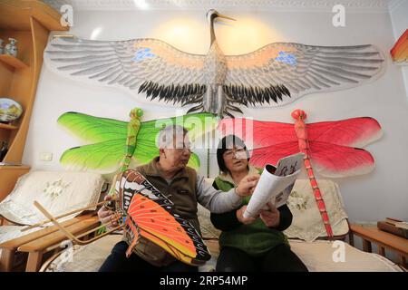 (181127) -- SHIJIAZHUANG, 27. November 2018 -- Fu Xianming und seine Frau diskutieren Kites-Herstellungstechniken in Shijiazhuang, Hauptstadt der nordchinesischen Provinz Hebei, 21. November 2018. Fu Xianming, ein 66-jähriger Handwerker, widmet sich seit 20 Jahren der Drachenherstellung. Fu und seine Frau haben seit 1998 mehr als 1.500 Drachen in verschiedenen Formen hergestellt. (Hxy) CHINA-SHIJIAZHUANG-KITES MAKING (CN) ZhangxHaiqiang PUBLICATIONxNOTxINxCHN Stockfoto