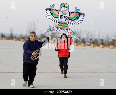 (181127) -- SHIJIAZHUANG, 27. November 2018 -- Fu Xianming und seine Frau fliegen selbstgemachte Drachen in Shijiazhuang, der Hauptstadt der nordchinesischen Provinz Hebei, am 26. November 2018. Fu Xianming, ein 66-jähriger Handwerker, widmet sich seit 20 Jahren der Drachenherstellung. Fu und seine Frau haben seit 1998 mehr als 1.500 Drachen in verschiedenen Formen hergestellt. (Hxy) CHINA-SHIJIAZHUANG-KITES MAKING (CN) ZhangxHaiqiang PUBLICATIONxNOTxINxCHN Stockfoto