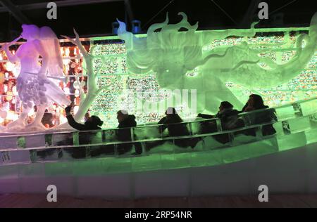 (181127) -- BRÜSSEL, 27. November 2018 -- Touristen spielen beim Brügger Eisskulpturenfest in Brügge, Belgien, 27. November 2018. Das Eisskulpturenfest mit 80 Eisskulpturen von 40 Eisschnitzern wird bis zum 6. Januar 2019 dauern. ) (Zxj) BELGIEN-BRÜGGE-ICE-SKULPTUR YexPingfan PUBLICATIONxNOTxINxCHN Stockfoto