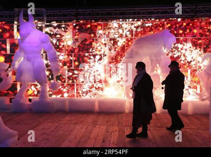 (181127) -- BRÜSSEL, 27. November 2018 -- Touristen genießen Eisskulpturen beim Brügger Eisskulpturenfest in Brügge, Belgien, 27. November 2018. Das Eisskulpturenfest mit 80 Eisskulpturen von 40 Eisschnitzern wird bis zum 6. Januar 2019 dauern. ) (Zxj) BELGIEN-BRÜGGE-ICE-SKULPTUR YexPingfan PUBLICATIONxNOTxINxCHN Stockfoto