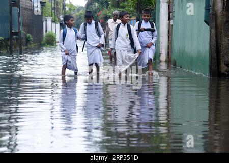 Colombo, Sri Lanka. September 2023. Kinder waten durch eine wassergesäumte Straße in Colombo, Sri Lanka, 3. September 2023. Sri Lankas Meteorologie-Abteilung prognostizierte am Sonntag, dass der vorherrschende schaurige Zustand im Südwesten des Landes wahrscheinlich weiter anhalten wird. Quelle: Gayan Sameera/Xinhua/Alamy Live News Stockfoto