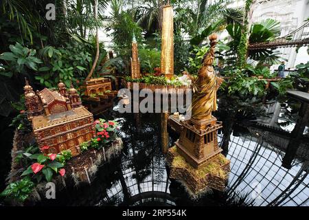 (181128) -- NEW YORK, 28. November 2018 -- die Freiheitsstatue (Vorderseite) und andere ikonische Gebäude und Strukturen werden während der Holiday Train Show im New York Botanical Garden in New York, USA, am 27. November 2018 gesehen. Die Holiday Train Show ist vom 17. November 2018 bis zum 21. Januar 2019 für die Öffentlichkeit zugänglich und zeigt großformatige Modelleisenbahnen, die in einem Miniaturmodell von New York City fahren, wo mehr als 175 ikonische Gebäude und Strukturen im Maßstab mit Rinde, Blättern und anderen natürlichen Materialien nachgebaut werden. ) (yy U.S.-NEW YORK-HOLIDAY TRAIN SHOW LixRui PUBLICATIONxNOTxINxCHN Stockfoto