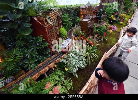 (181128) -- NEW YORK, 28. November 2018 -- Besucher schauen sich einen laufenden Modellzug während der Holiday Train Show im New York Botanical Garden in New York, USA, 27. November 2018 an. Die Holiday Train Show ist vom 17. November 2018 bis zum 21. Januar 2019 für die Öffentlichkeit zugänglich und zeigt großformatige Modelleisenbahnen, die in einem Miniaturmodell von New York City fahren, wo mehr als 175 ikonische Gebäude und Strukturen im Maßstab mit Rinde, Blättern und anderen natürlichen Materialien nachgebaut werden. ) (yy) U.S.-NEW YORK-HOLIDAY TRAIN SHOW LixRui PUBLICATIONxNOTxINxCHN Stockfoto