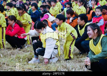 (181128) -- CHANGXING, 28. November 2018 (Xinhua) -- Eltern und Kinder besuchen eine Reisfeld-Freizeitaktivität in Changxing, ostchinesische Provinz Zhejiang, 28. November 2018. Die Veranstaltung wurde am Mittwoch von einem örtlichen Kindergarten organisiert, um das Bewusstsein für Fitness zu schärfen und die Interaktion zwischen Eltern und Kindern zu fördern. (Xinhua/Xu Yu)(lmm) CHINA-ZHEJIANG-CHANGXING-RICE FIELD-RECREATION (CN) PUBLICATIONxNOTxINxCHN Stockfoto