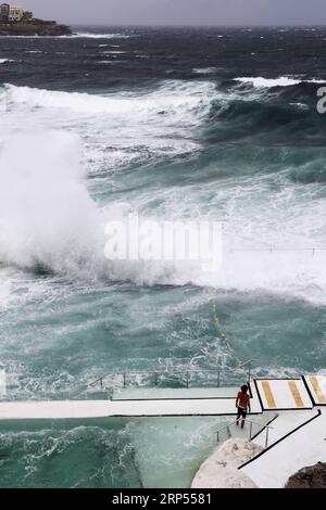 (181128) -- SYDNEY, 28. November 2018 -- Ein Mann beobachtet das Meer am Bondi Beach in Sydney, Australien, am 28. November 2018. Am Mittwoch kam es zu starken Winden und starkem Regen. (yy) AUSTRALIEN-SYDNEY-WETTER-STURM BaixXuefei PUBLICATIONxNOTxINxCHN Stockfoto