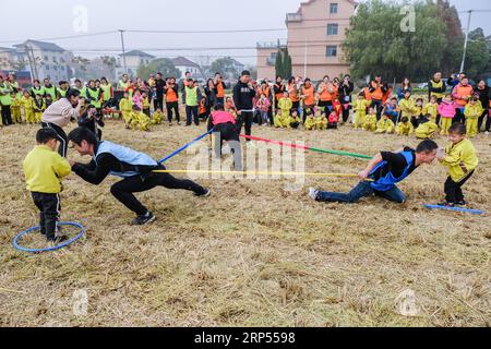 (181128) -- CHANGXING, 28. November 2018 (Xinhua) -- Eltern und Kinder besuchen eine Reisfeld-Freizeitaktivität in Changxing, ostchinesische Provinz Zhejiang, 28. November 2018. Die Veranstaltung wurde am Mittwoch von einem örtlichen Kindergarten organisiert, um das Bewusstsein für Fitness zu schärfen und die Interaktion zwischen Eltern und Kindern zu fördern. (Xinhua/Xu Yu)(lmm) CHINA-ZHEJIANG-CHANGXING-RICE FIELD-RECREATION (CN) PUBLICATIONxNOTxINxCHN Stockfoto