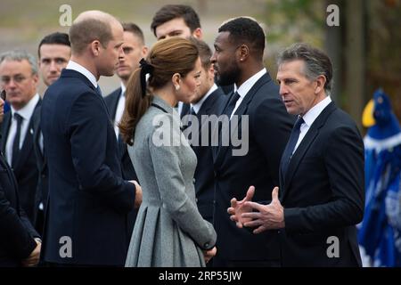 (181129) -- LEICESTER, 29. November 2018 (Xinhua) -- der britische Prinz William, Herzog von Cambridge, und die Herzogin von Cambridge Catherine besuchen den Leicester City Football Club in Leicester, Großbritannien, am 28. November 2018. Am Mittwoch zollten sie denjenigen Tribut, die beim Hubschrauberabsturz am 27. Oktober im King Power Stadium des Leicester City Football Club ums Leben kamen. (XINHUA/RAY TANG) (SP) UK-LEICESTER-FOOTBALL-DUKE UND HERZOGIN VON CAMBRIDGE-VISIT-LEICESTER CITY FOOTBALL CLUB PUBLICATIONXNOTXINXCHN Stockfoto